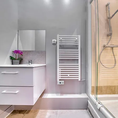 Renovated Champs-elysees Retreat Lejlighed