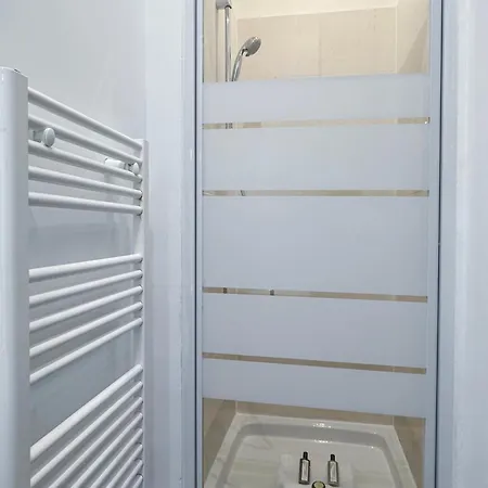 Renovated Champs-elysees Retreat Paris
