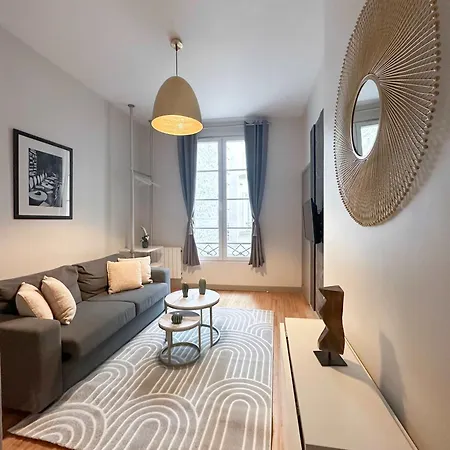 Renovated Champs-elysees Retreat *