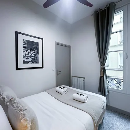 Renovated Champs-elysees Retreat Lejlighed