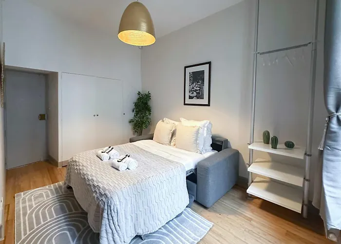 Renovated Champs-elysees Retreat *