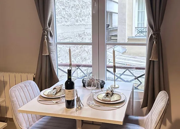 Renovated Champs-elysees Retreat Apartment Paris