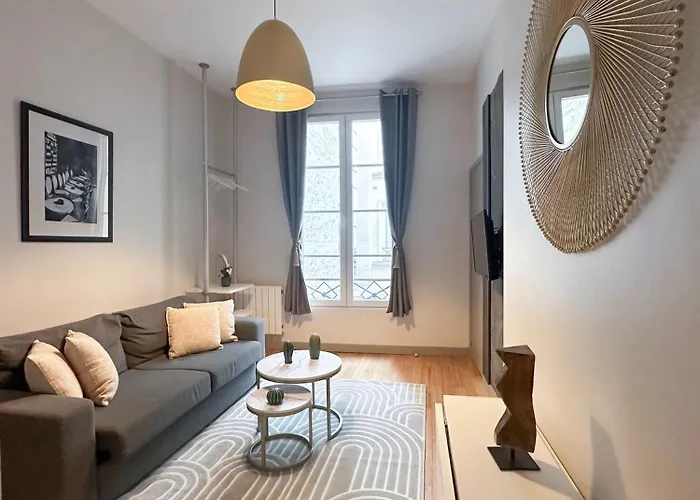 Renovated Champs-elysees Retreat *