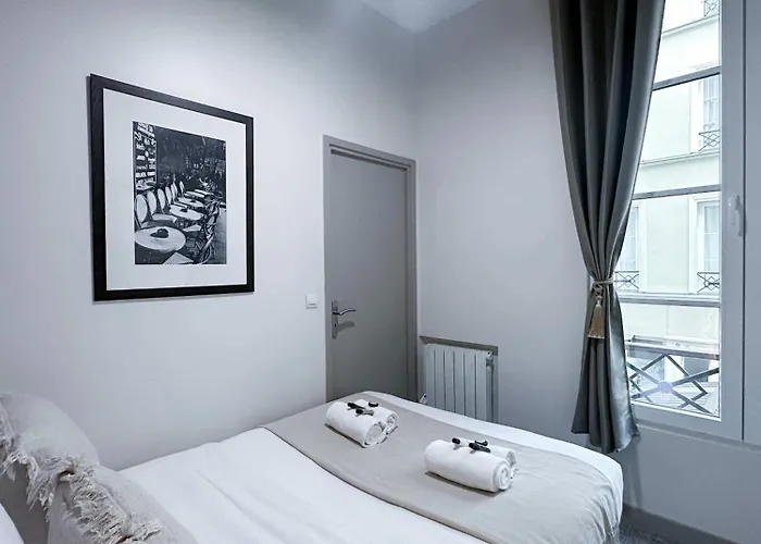 Renovated Champs-elysees Retreat Apartment