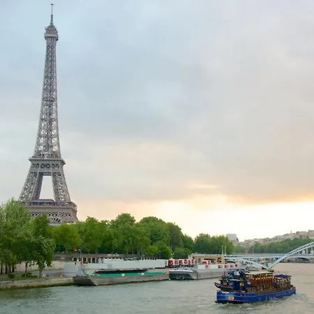 Renovated Champs-elysees Retreat * Párizs